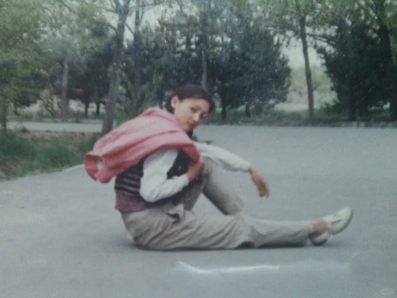 妈妈年轻时的照片 丁香树下的少女