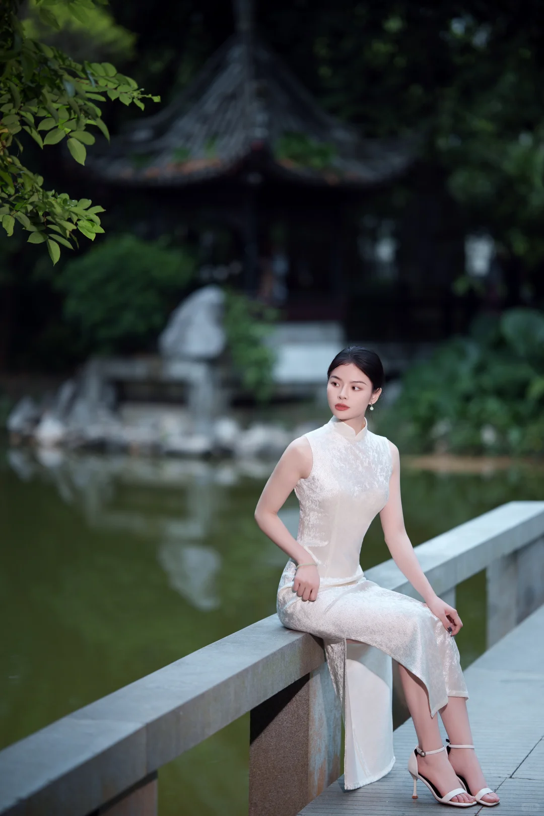 阴天也能拍出阳光感的旗袍