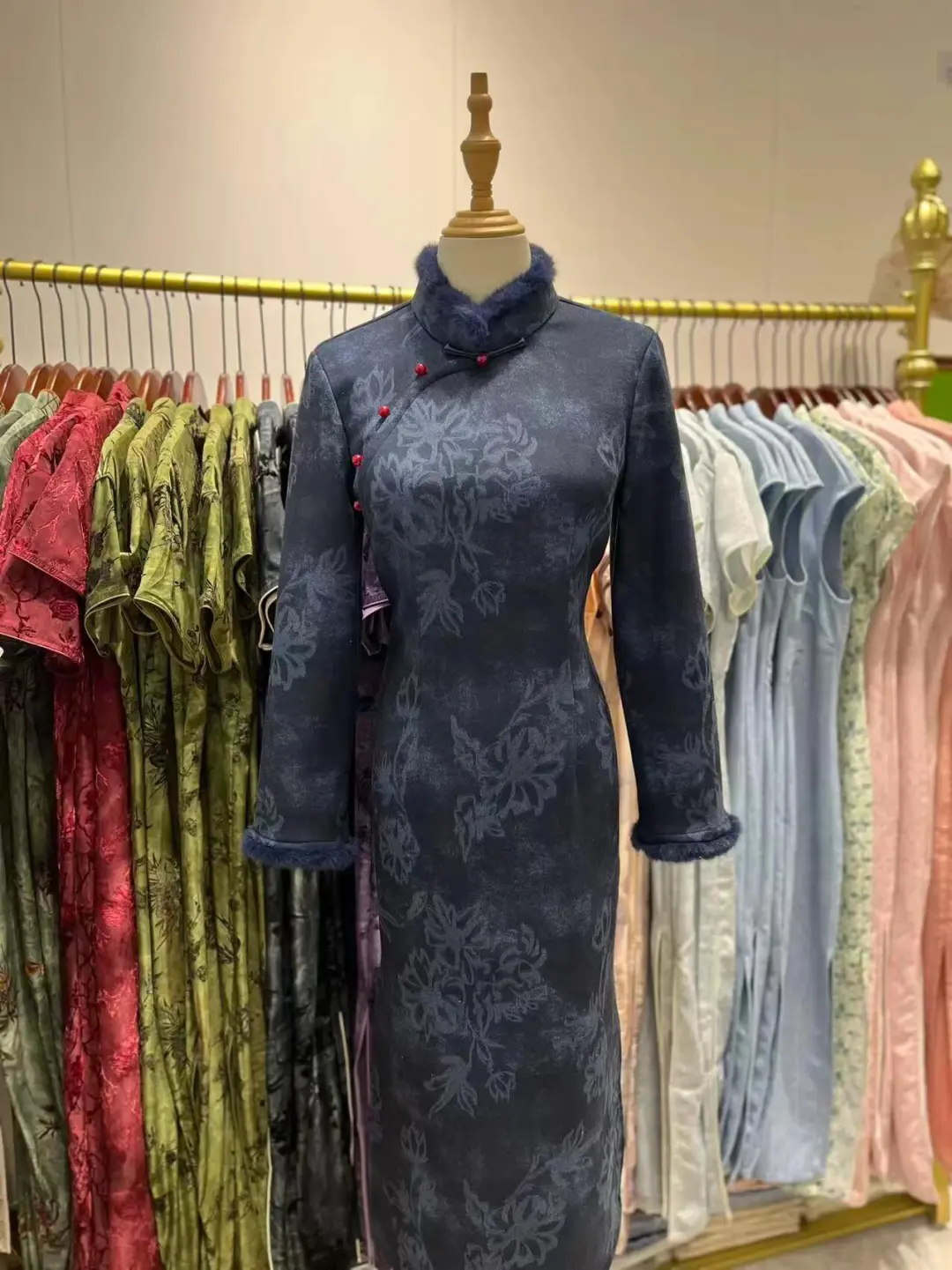 桂林正阳路旗袍100多，拿下三件，开心