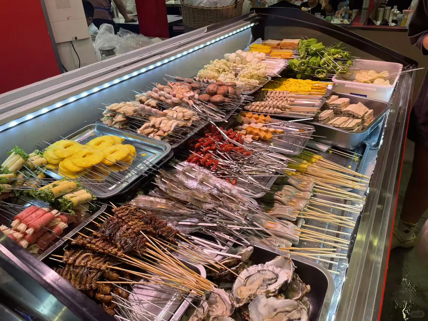 本地人排队抢吃的烧烤神店