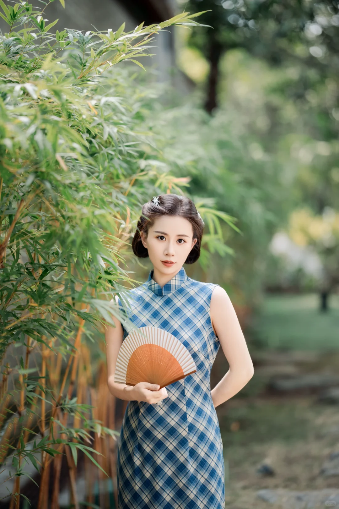 一袭清冷旗袍，独揽满园幽寂