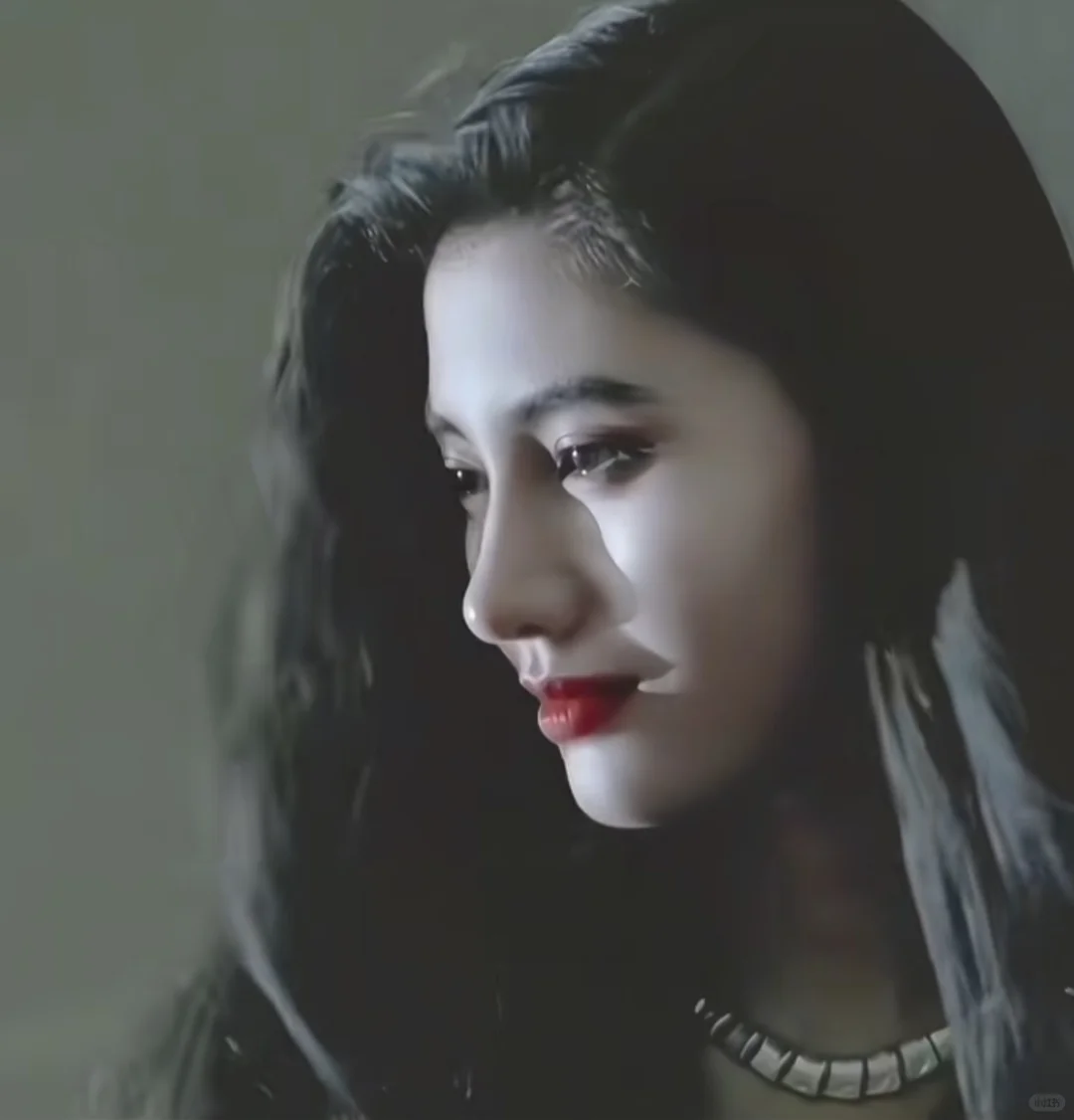 艳丽得鬼气森森