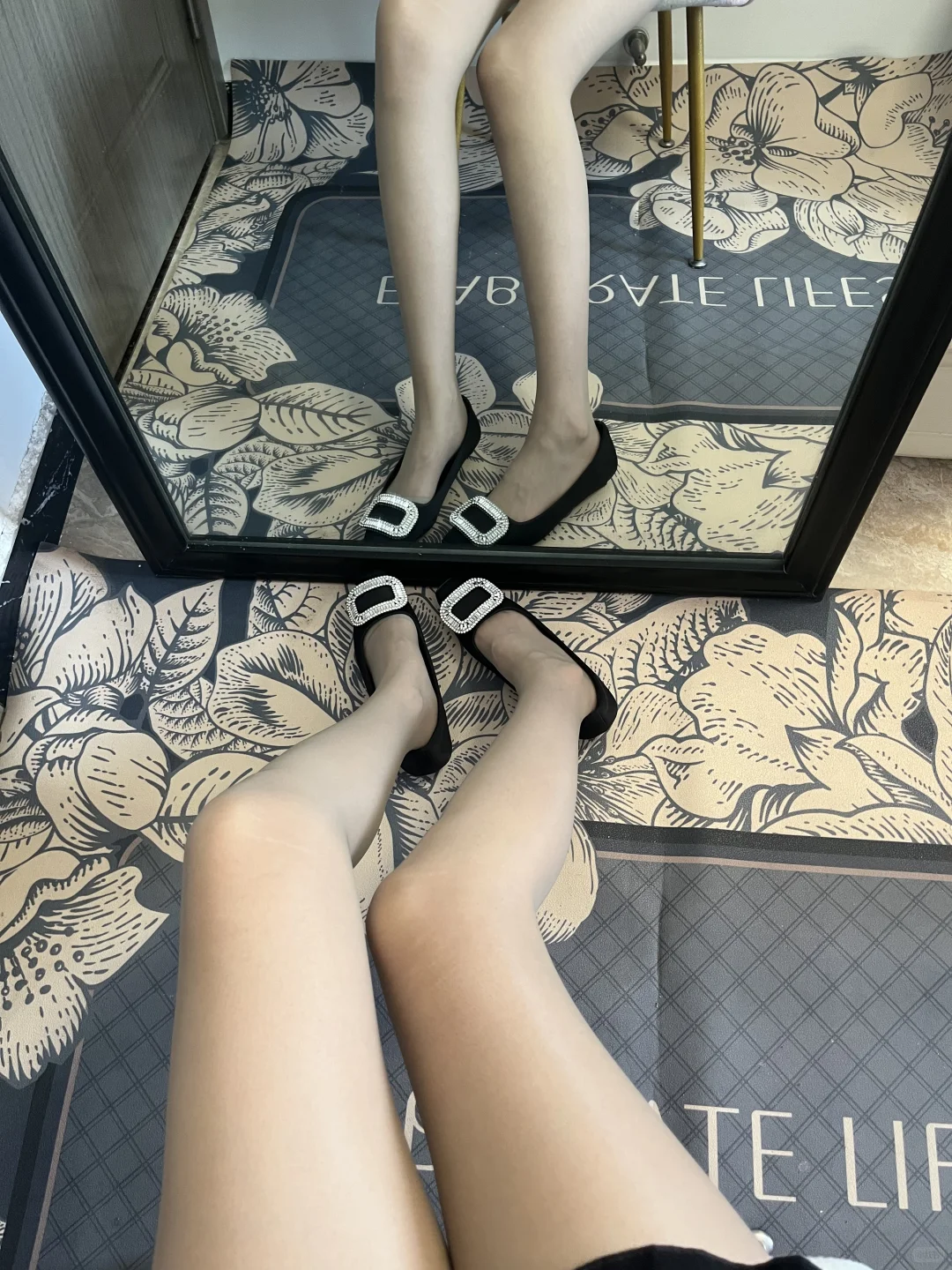 “哪条丝袜更显腿细？拍完我自己都惊了…”