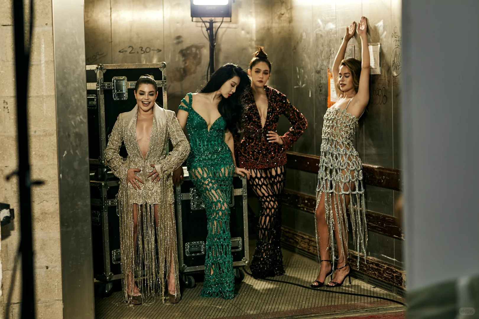 她真的好突出，像一条墨绿色的蟒蛇把人吞噬