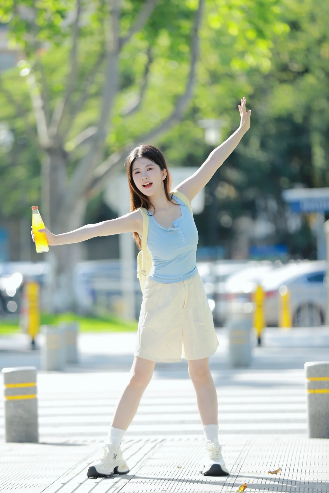 喝橘子汽水的女孩