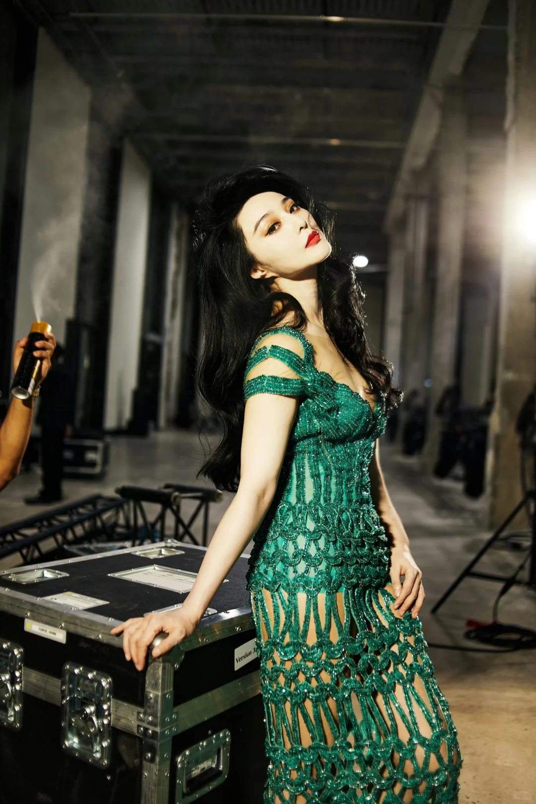 她真的好突出，像一条墨绿色的蟒蛇把人吞噬