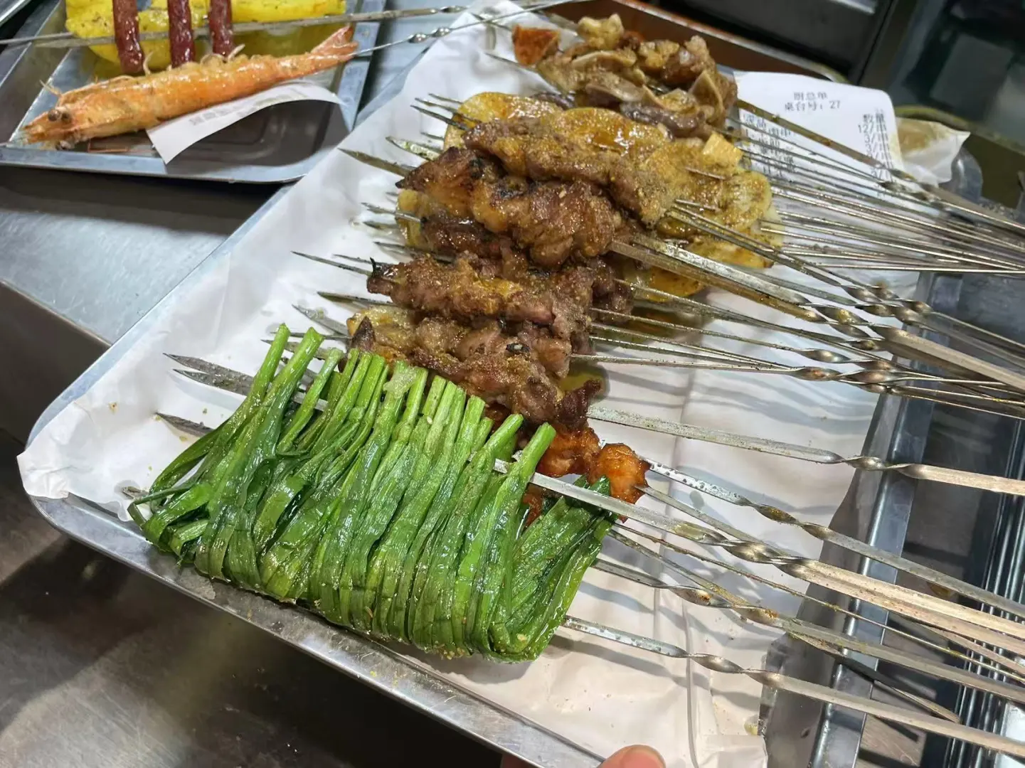 本地人排队抢吃的烧烤神店