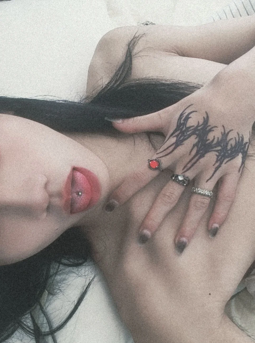 长发男仅展示舌钉，无不良影响