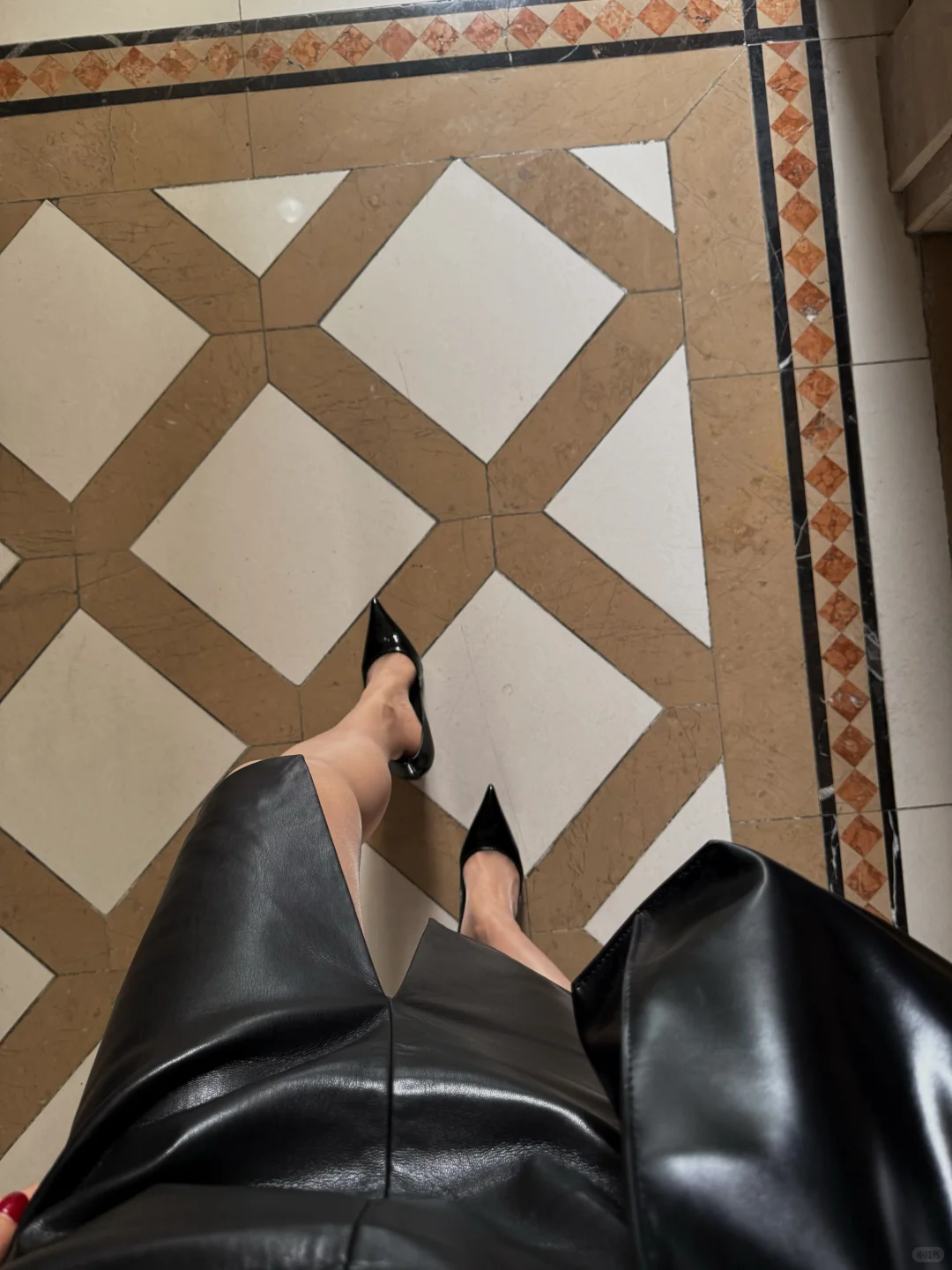 黑色高跟鞋配咖色肉丝太爱了