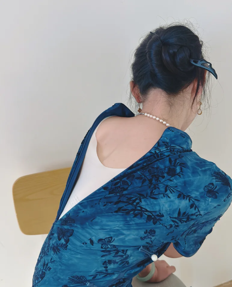 买了件蓝色旗袍，好看吗？