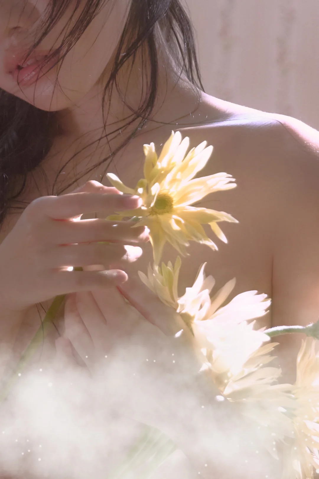 《她在风里，轻轻数着一朵花的呼吸》🌼