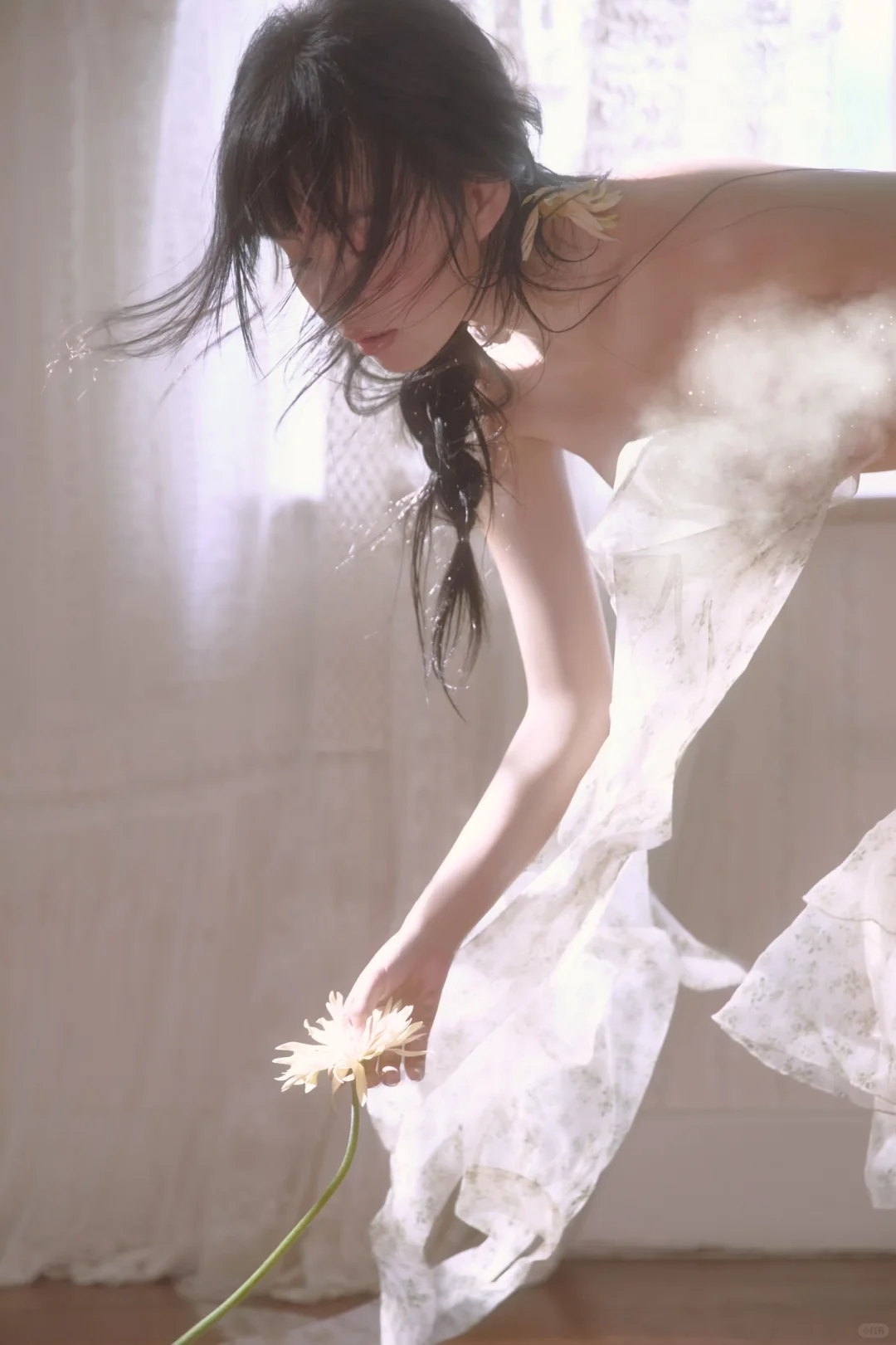 《她在风里，轻轻数着一朵花的呼吸》🌼