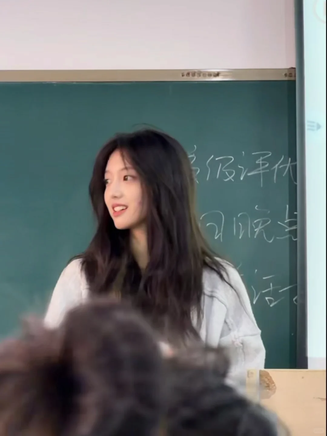 偷拍课上自我介绍的女同学