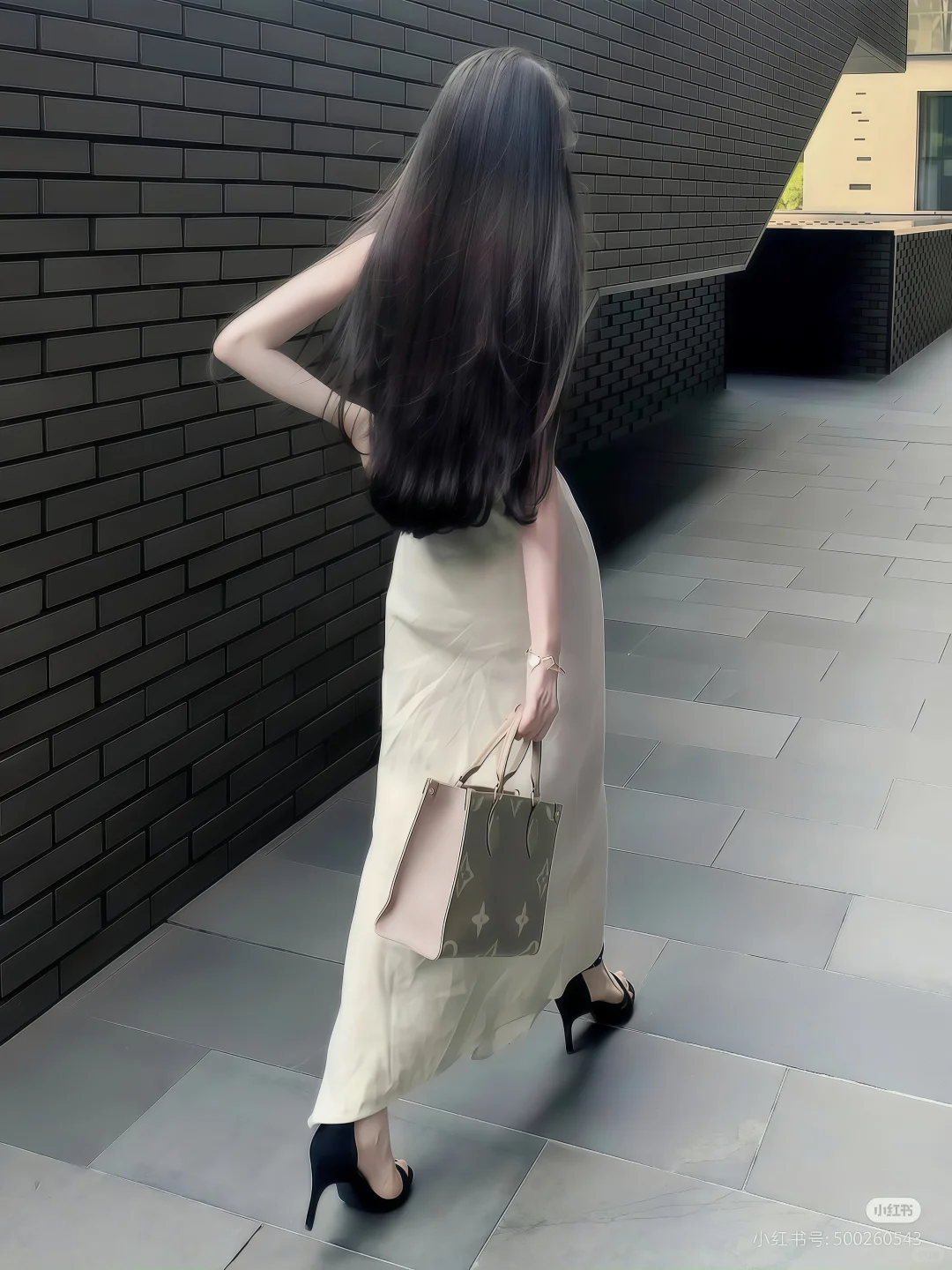 疯了！极简吊带裙把松弛感焊在身上