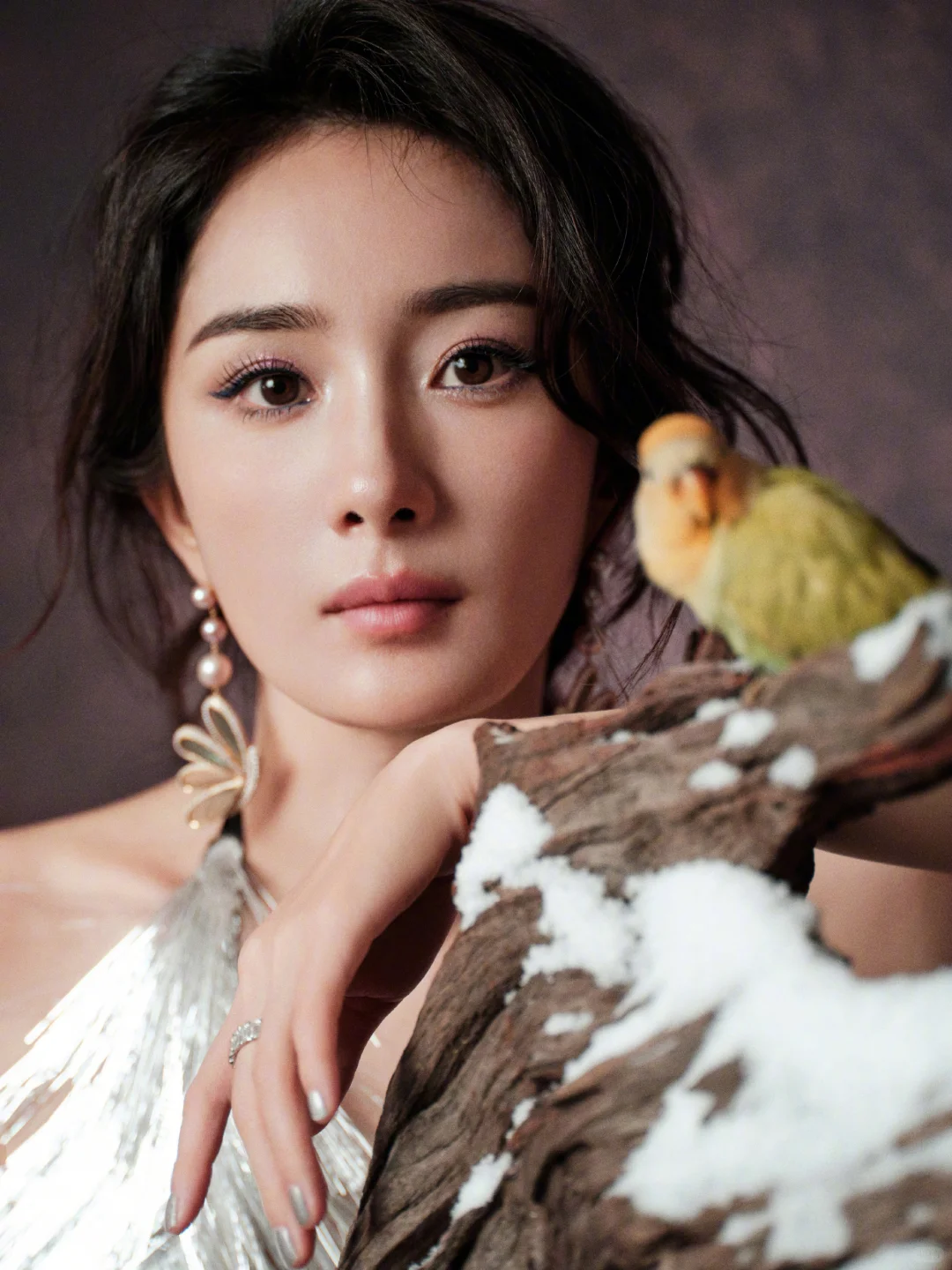 杨幂高清壁纸，黑色羽毛露背裙，好曼妙优雅