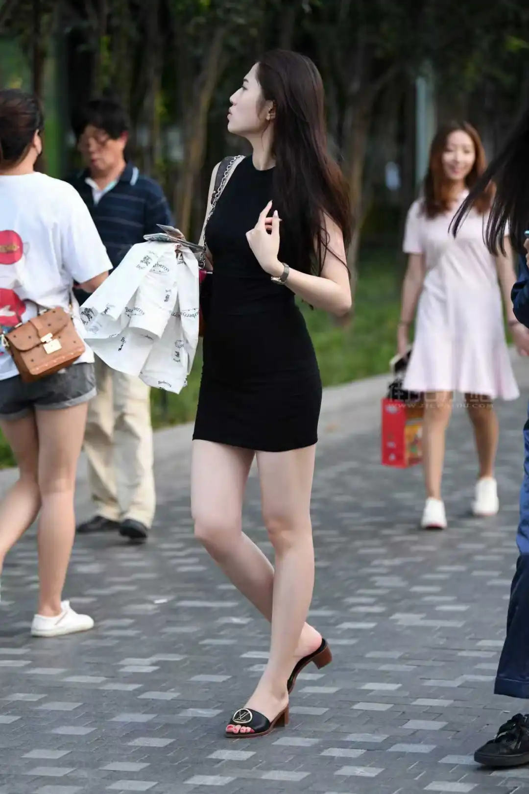 我就是那个走路带风的女生