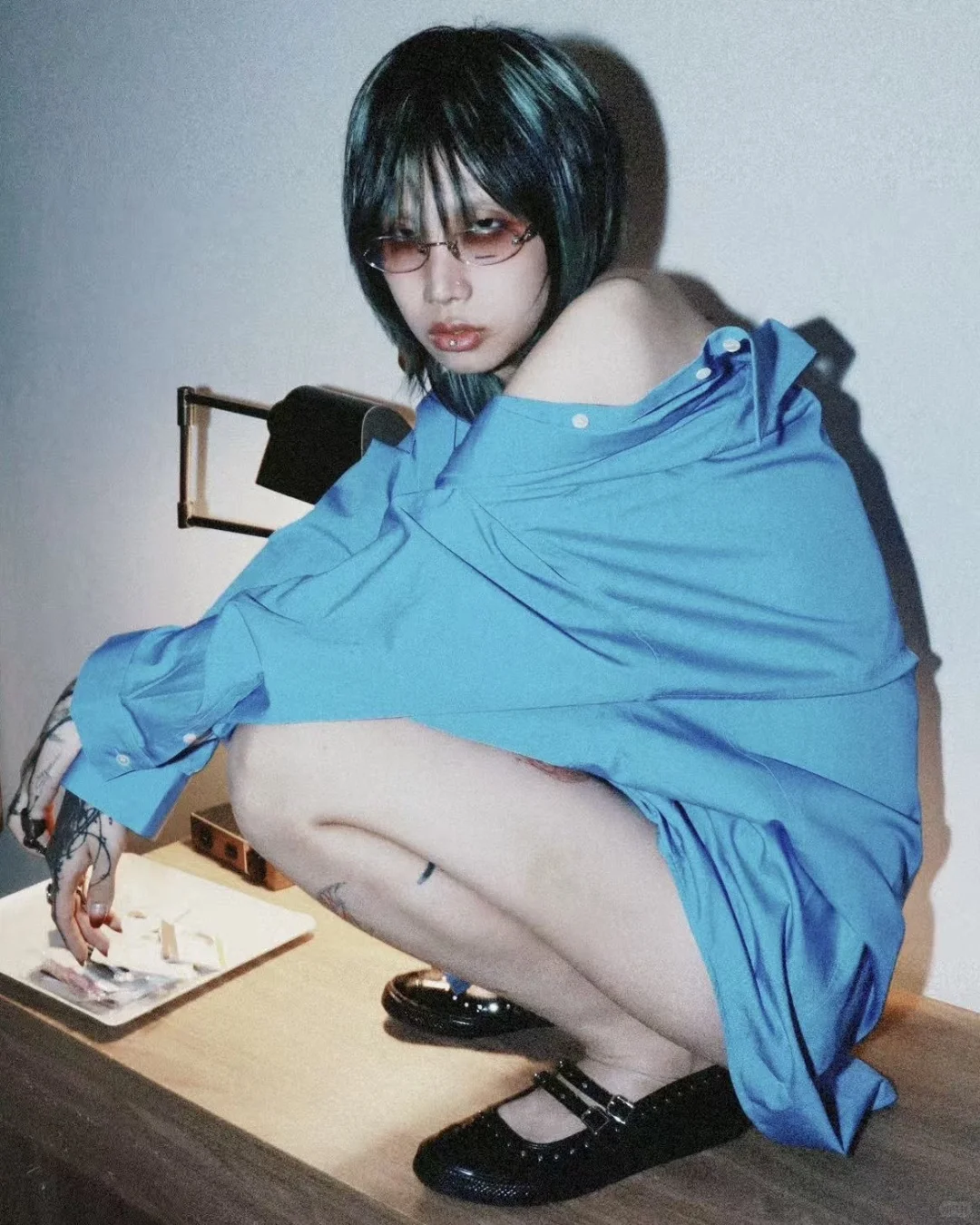 一个叔叔的卧室正常穿搭 无不良引导。