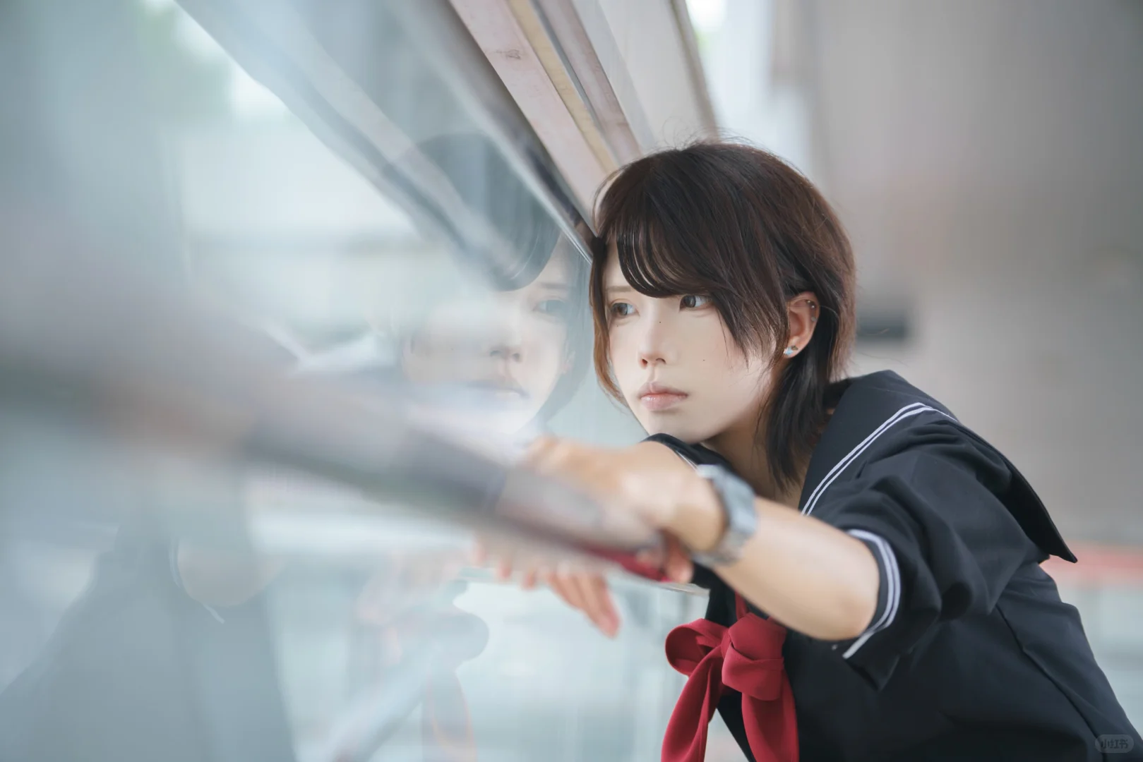 谁给这个忧郁女子一副耳机