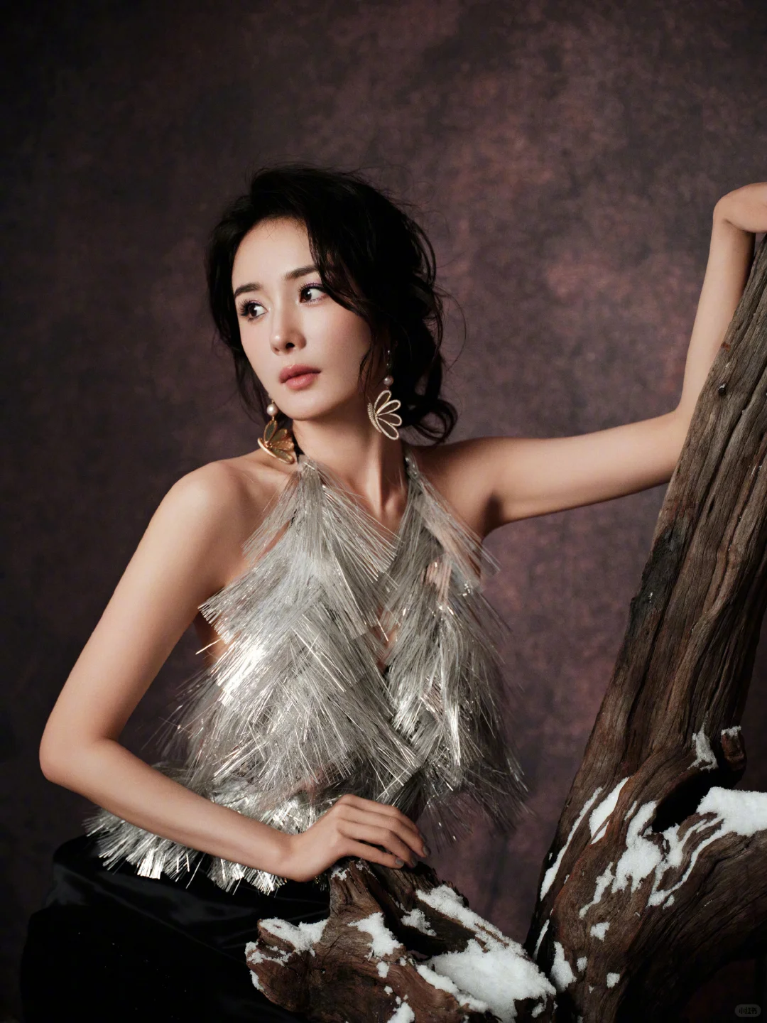 杨幂高清壁纸，黑色羽毛露背裙，好曼妙优雅