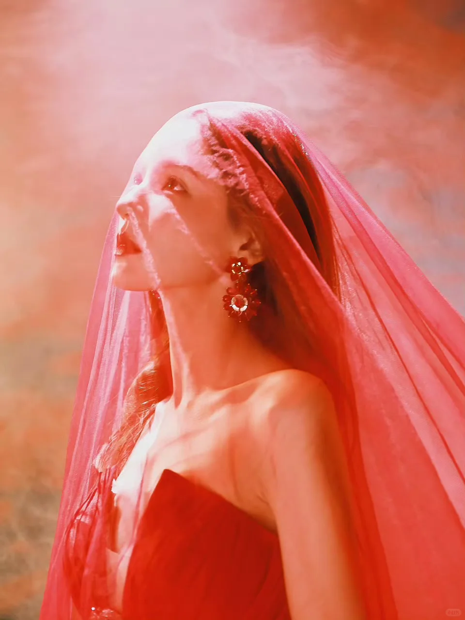 张予曦ELLE风尚大典造型，红得很鬼魅妖艳