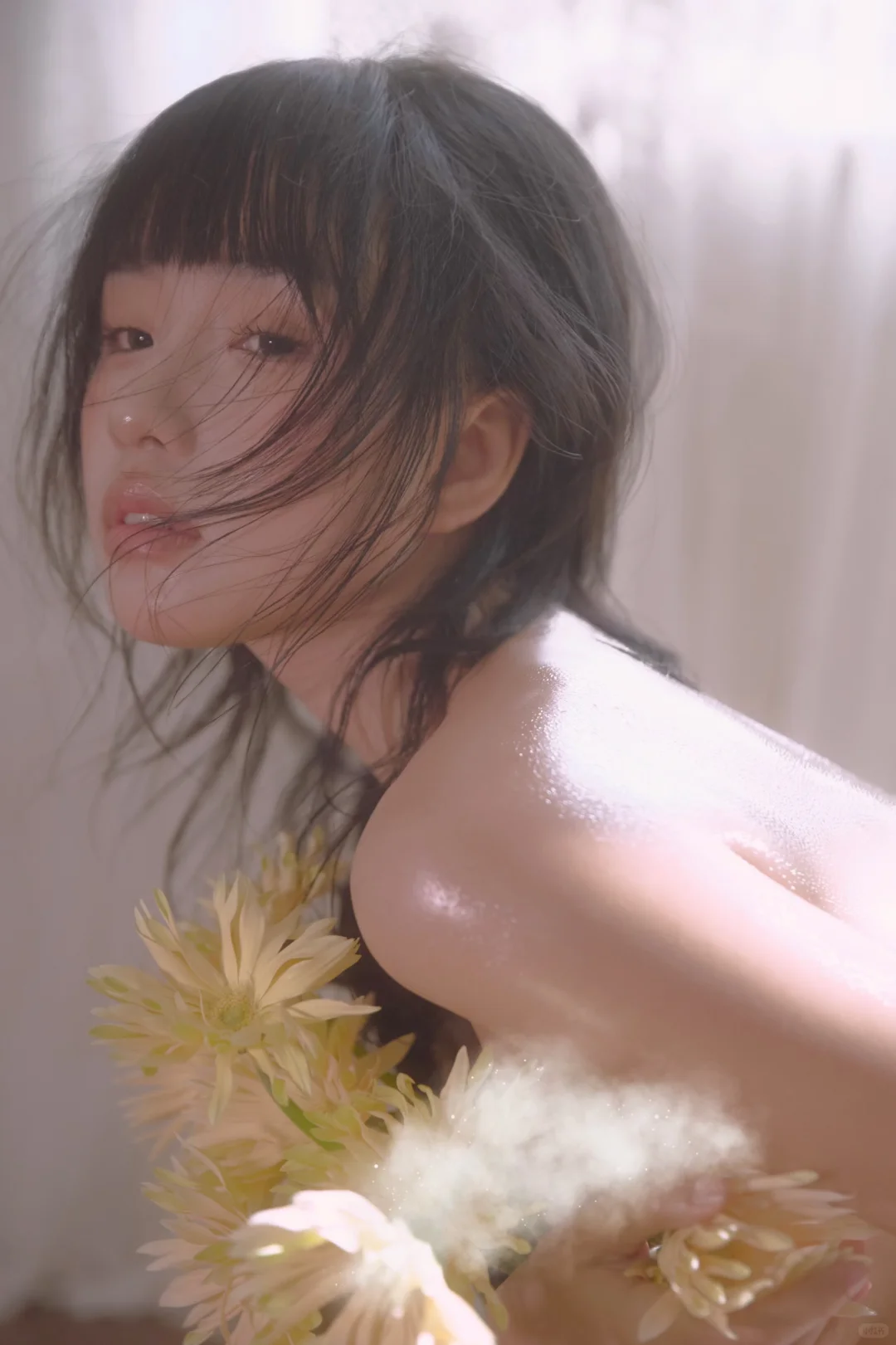 《她在风里，轻轻数着一朵花的呼吸》🌼