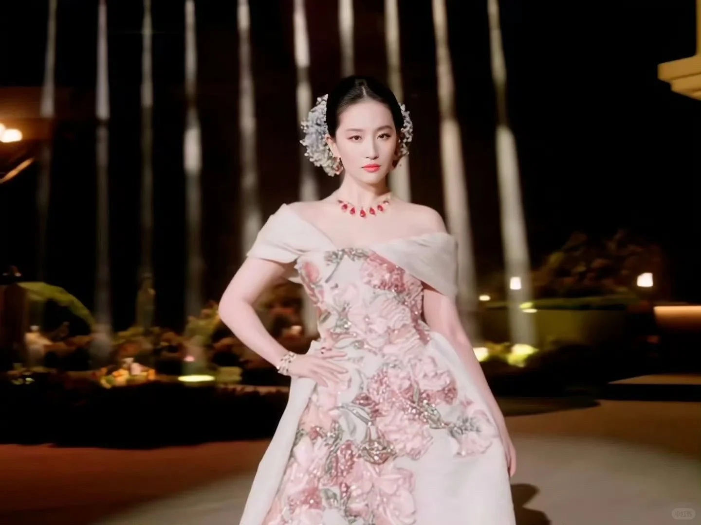 已经不仅是天仙能形容的美了……