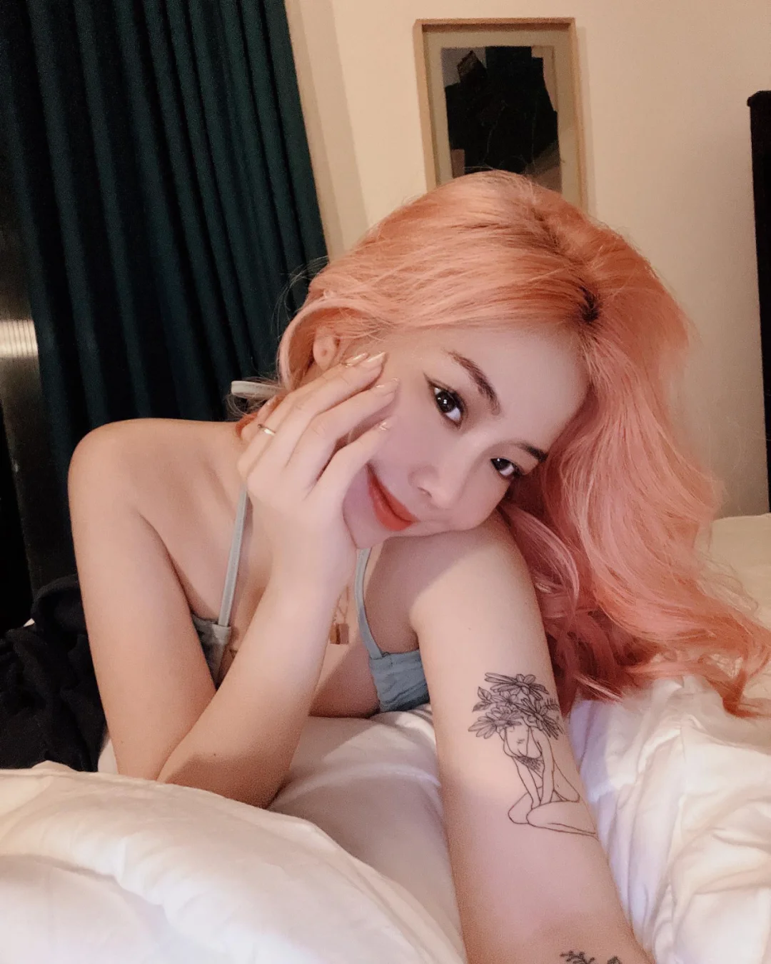 姿态婀娜，风华绝代，美女娇媚。