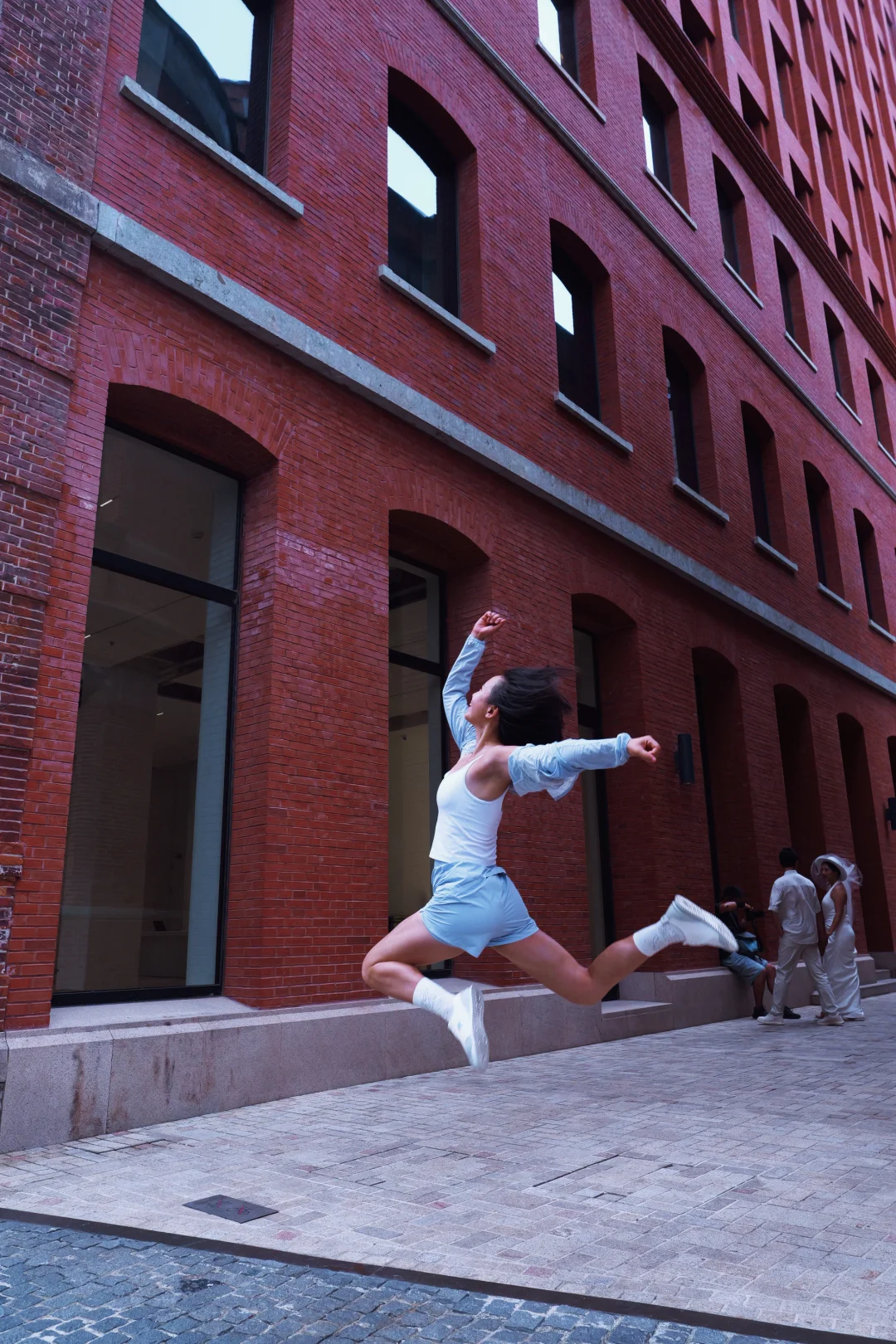 蹦蹦跳跳的女生是快乐的！