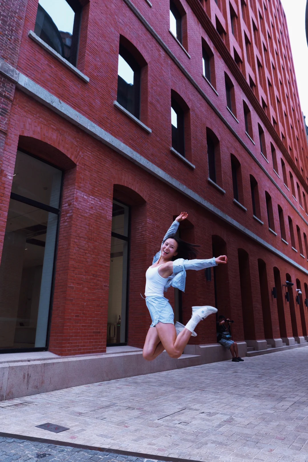 蹦蹦跳跳的女生是快乐的！