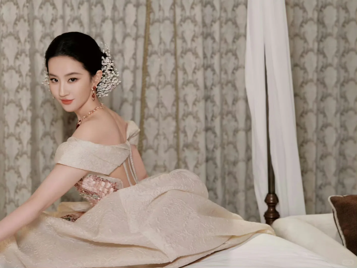 已经不仅是天仙能形容的美了……