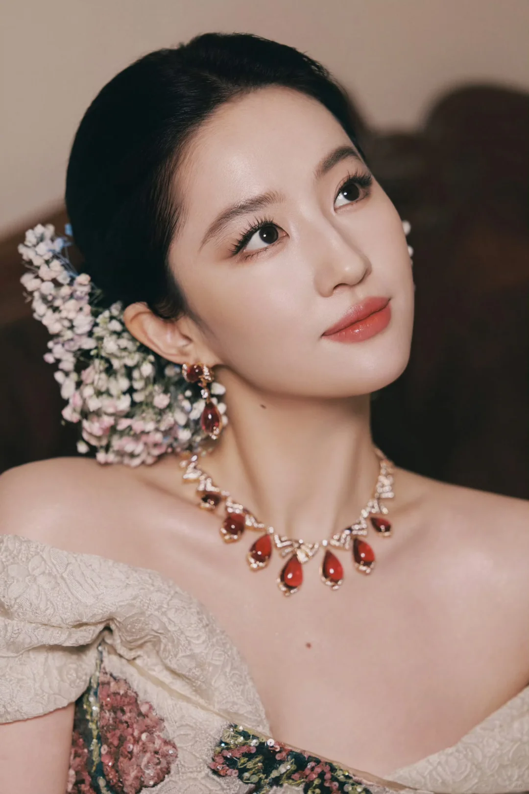 已经不仅是天仙能形容的美了……