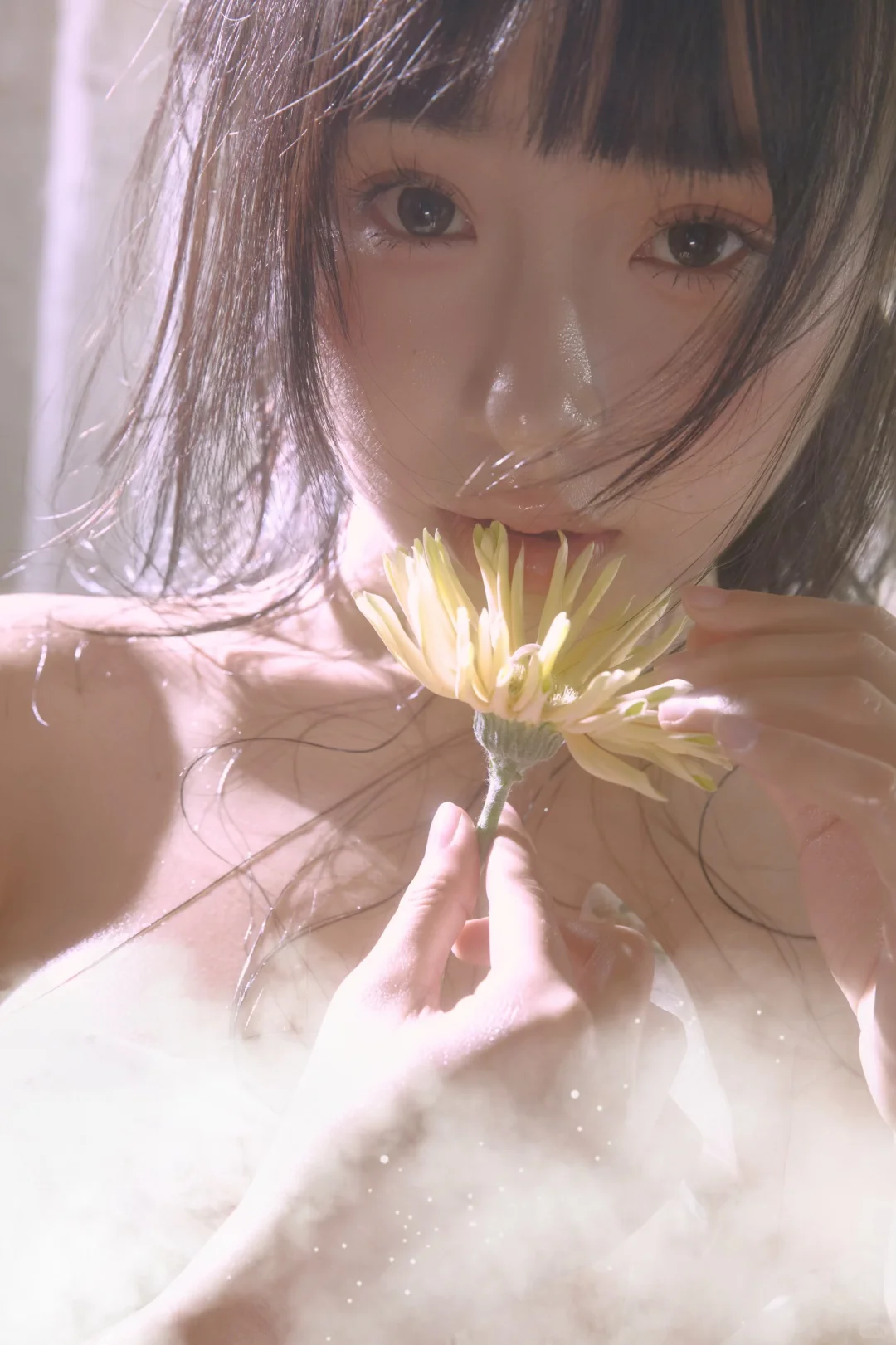 《她在风里，轻轻数着一朵花的呼吸》🌼