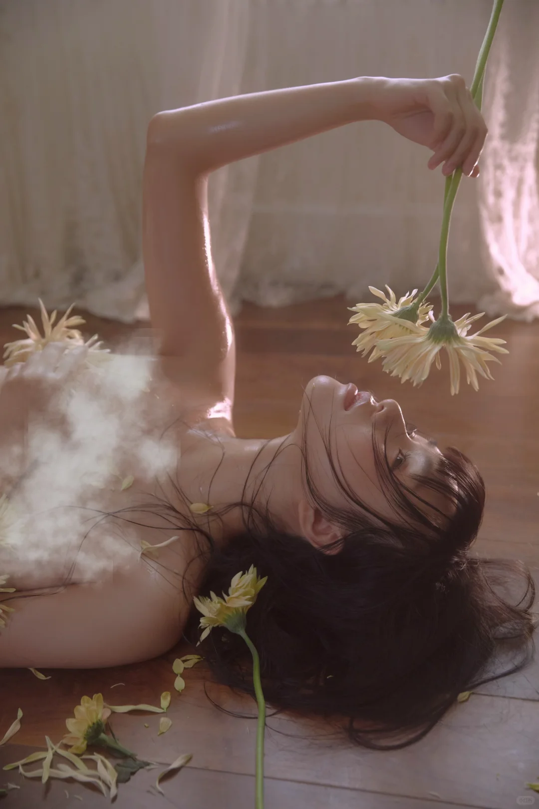 《她在风里，轻轻数着一朵花的呼吸》🌼