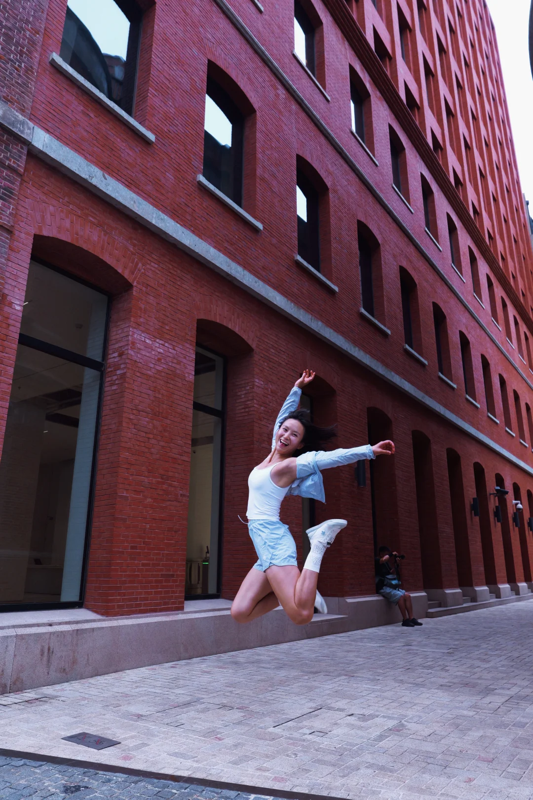 蹦蹦跳跳的女生是快乐的！