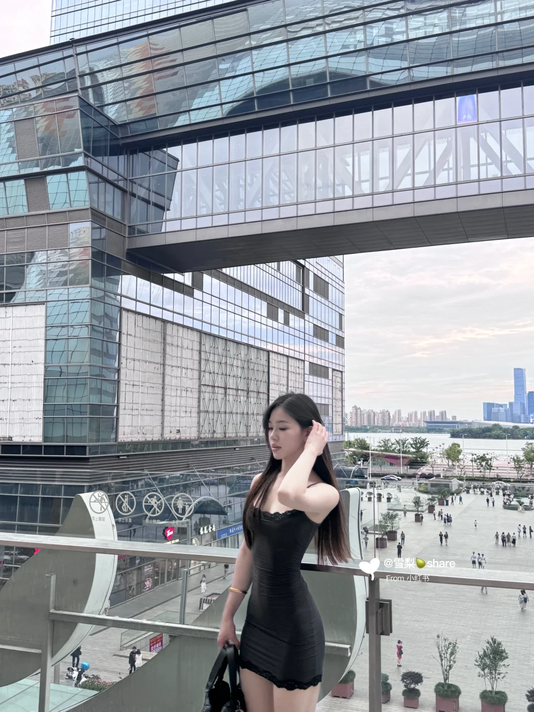 SKIMS｜黑色蕾丝短裙上身