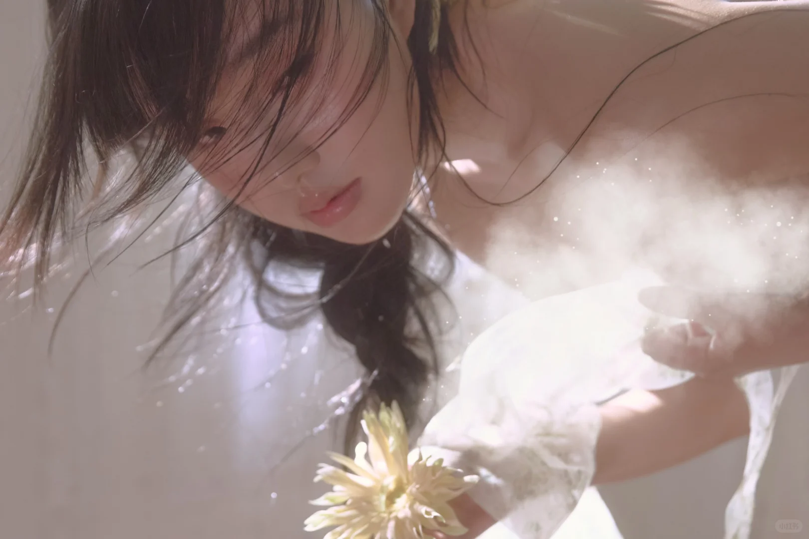 《她在风里，轻轻数着一朵花的呼吸》🌼