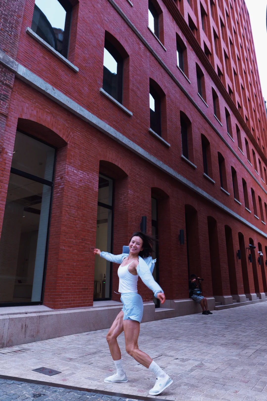 蹦蹦跳跳的女生是快乐的！