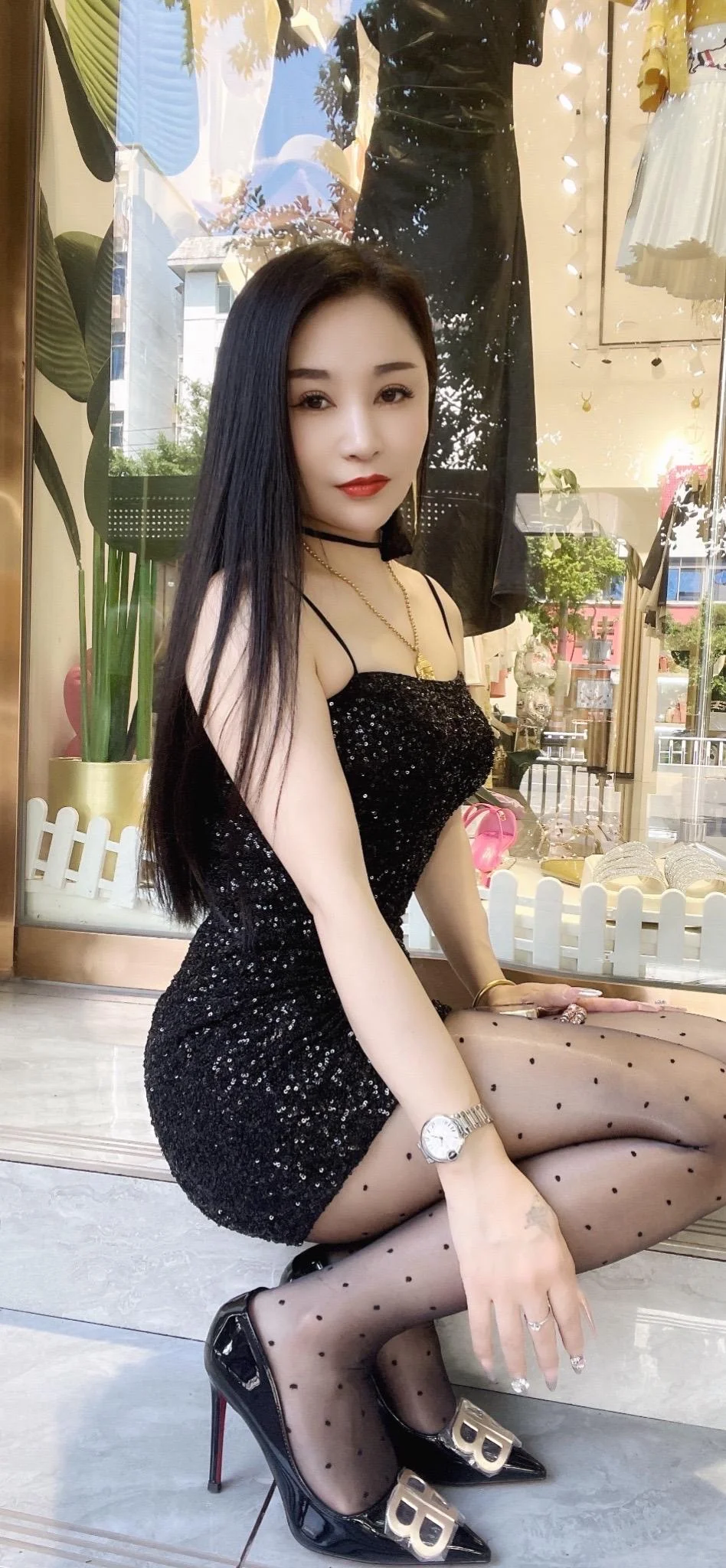 黑色圆点丝袜搭配黑色吊带裙