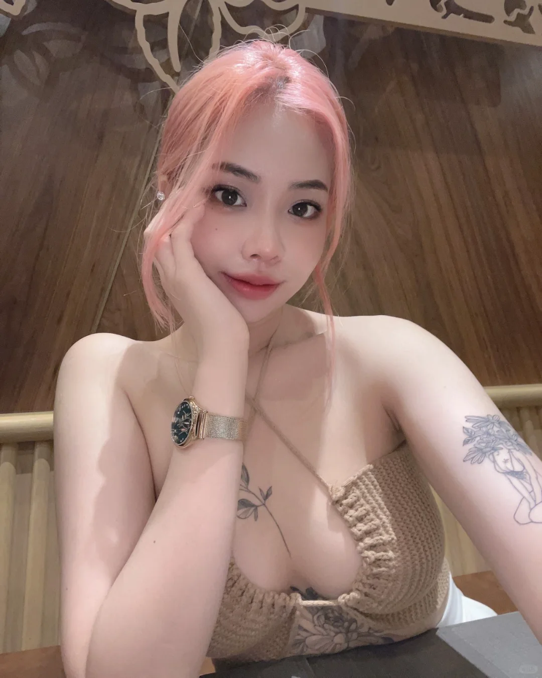 姿态婀娜，风华绝代，美女娇媚。