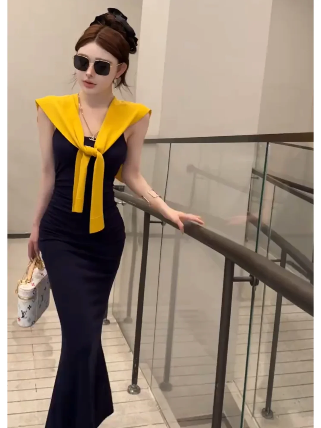 修身露背吊带裙