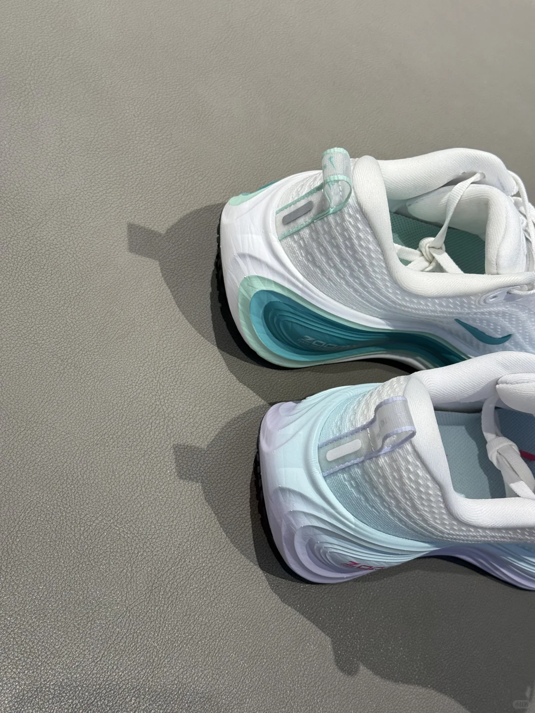 Nike Vomero Plus：颜值与实力并存的运动