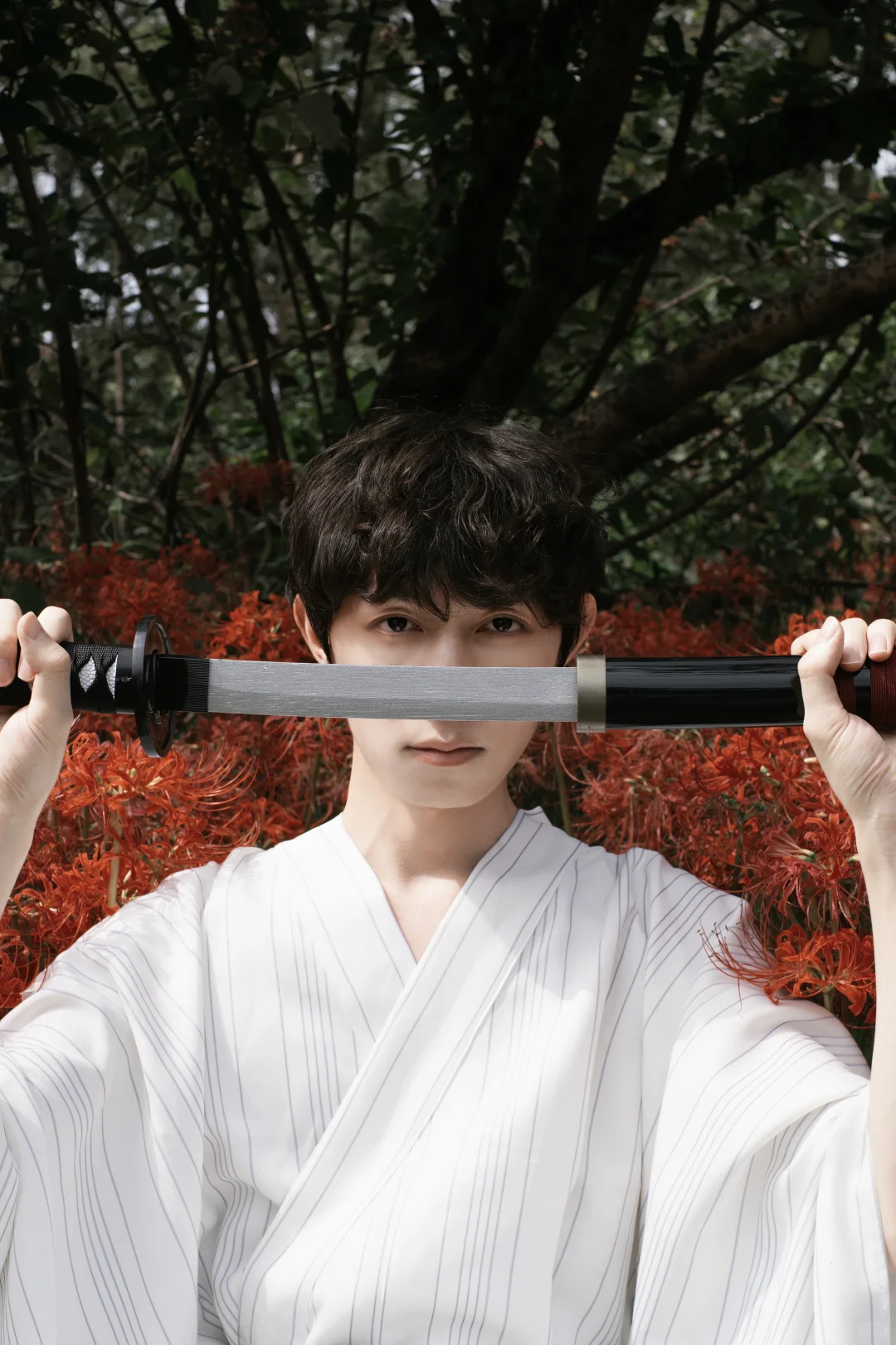 “溺花问夏 锁山吻秋”