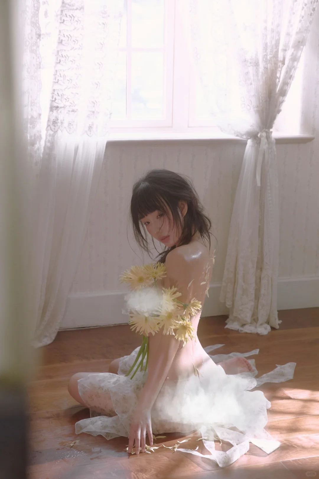 《她在风里，轻轻数着一朵花的呼吸》🌼