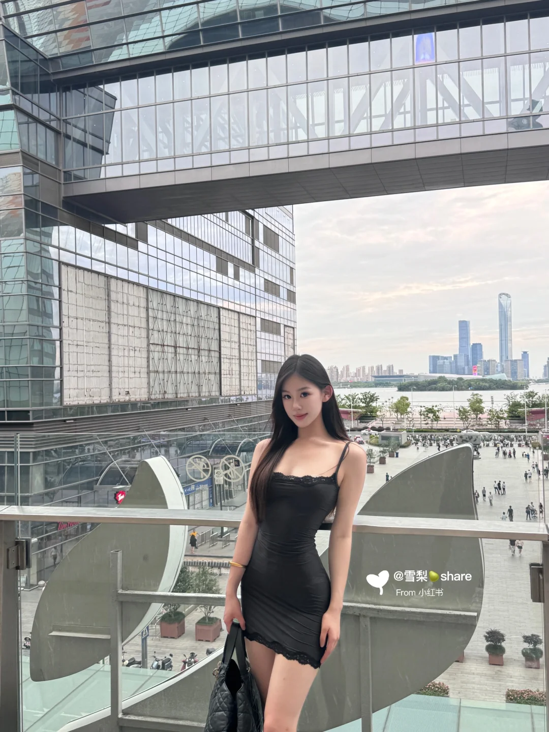 SKIMS｜黑色蕾丝短裙上身