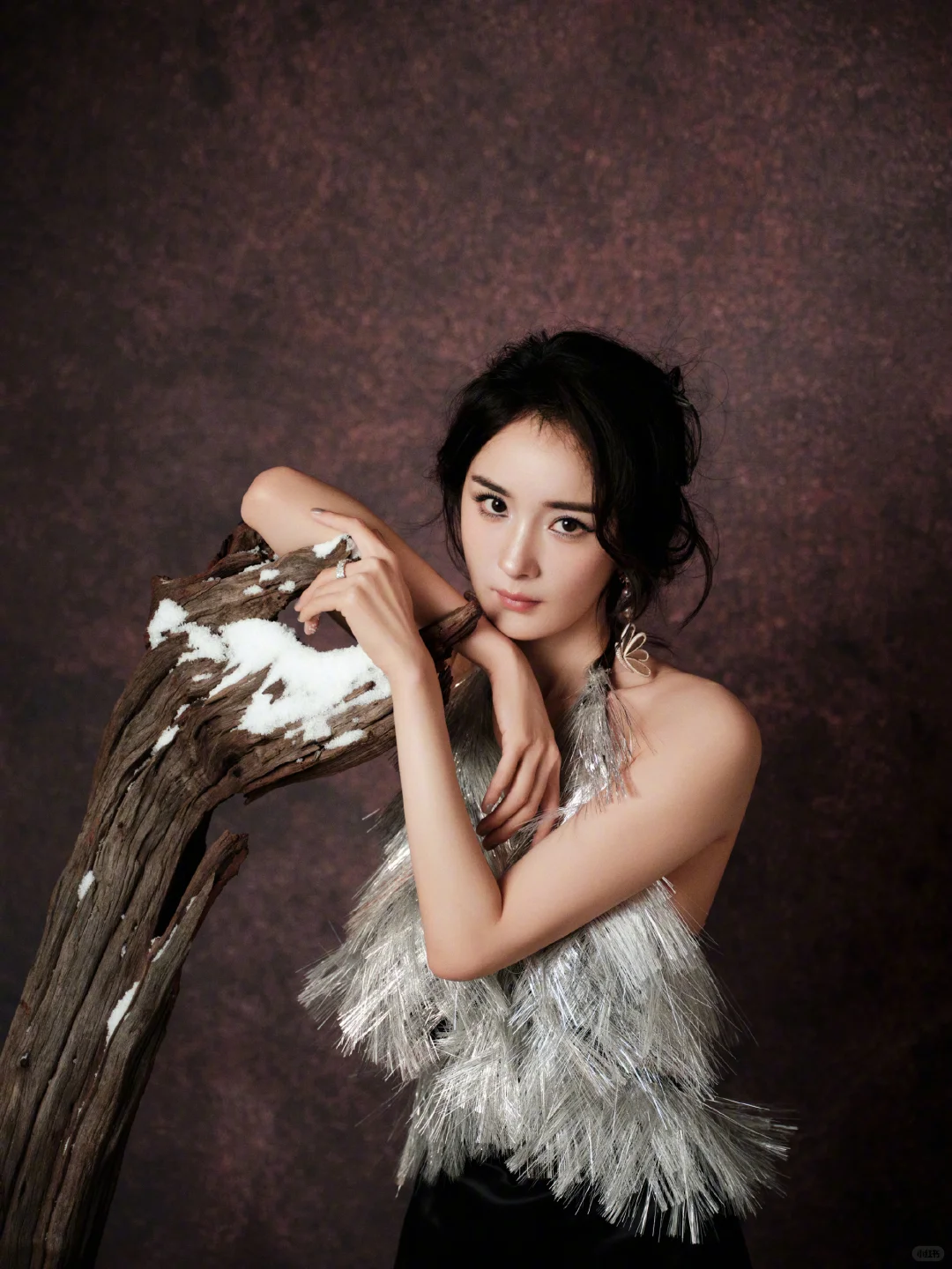 杨幂高清壁纸，黑色羽毛露背裙，好曼妙优雅
