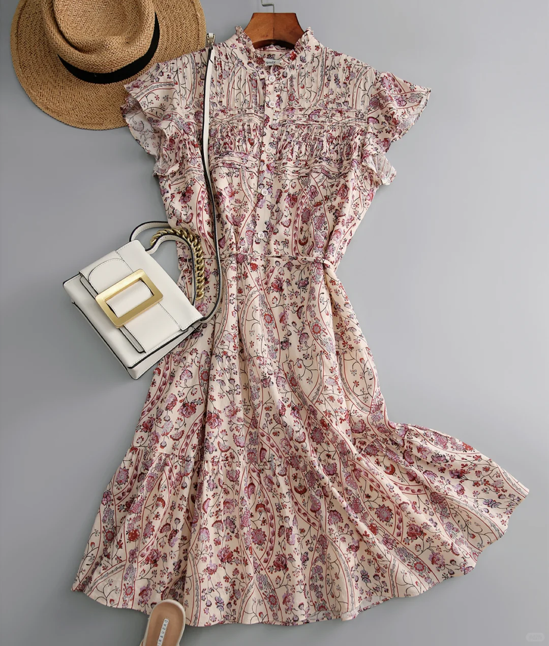 人间行走的荷尔蒙~颜色好美的碎花连衣裙👗