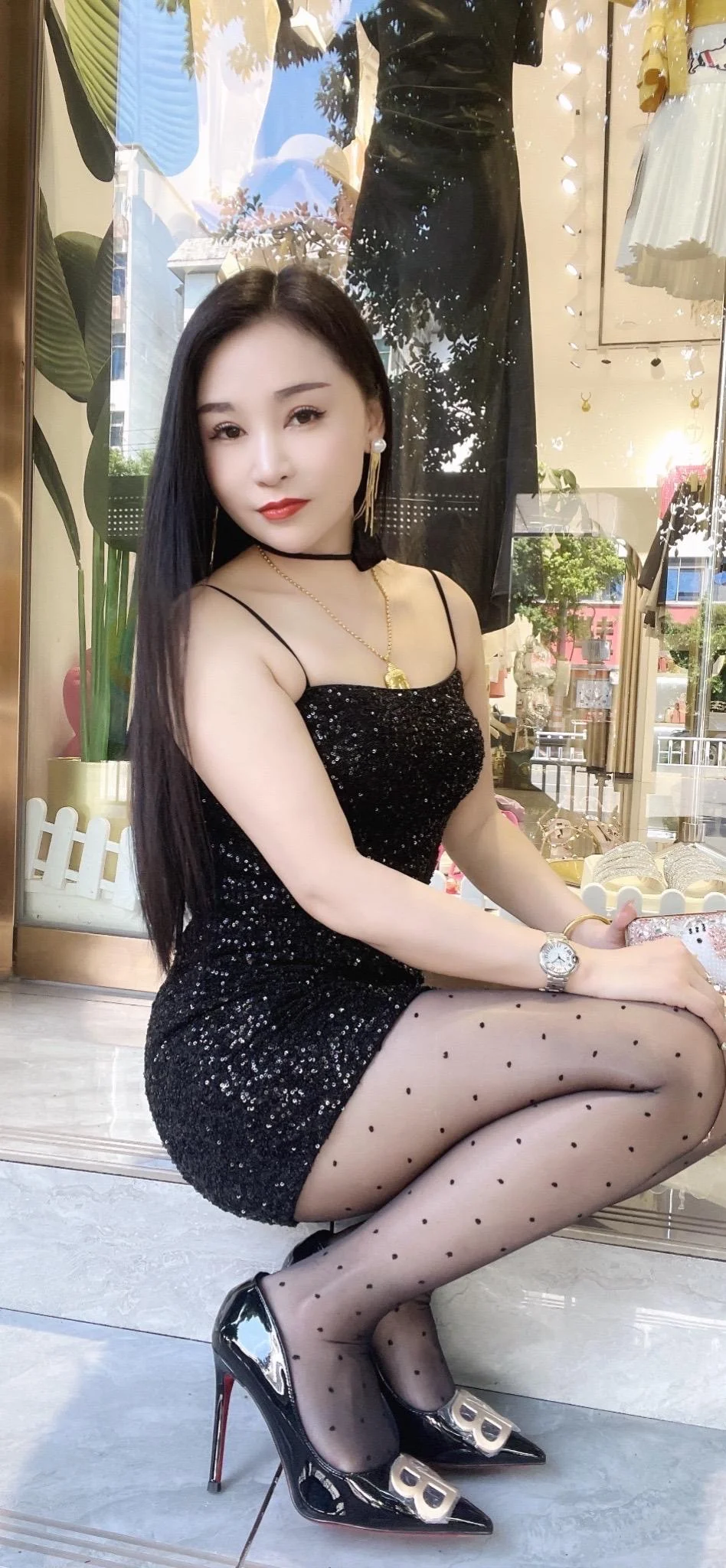 黑色圆点丝袜搭配黑色吊带裙