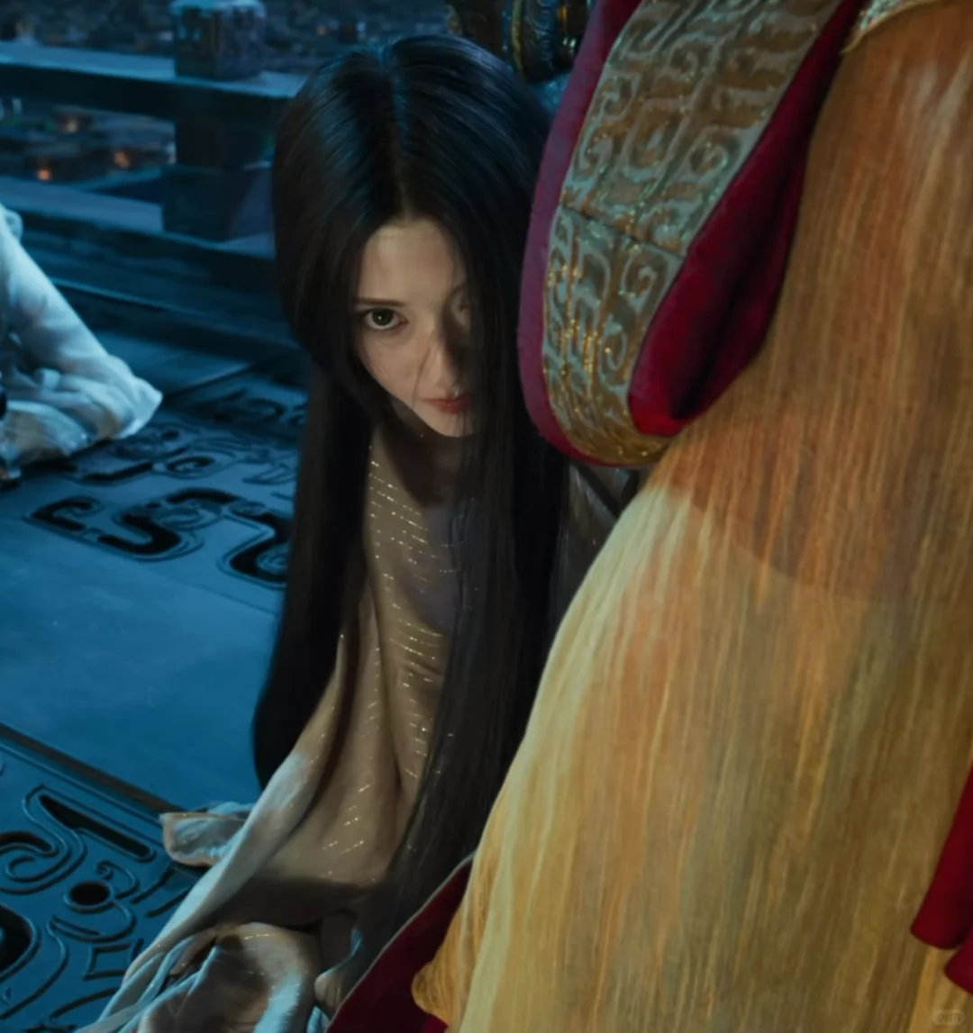 精致中透漏着清冷感的妖娆