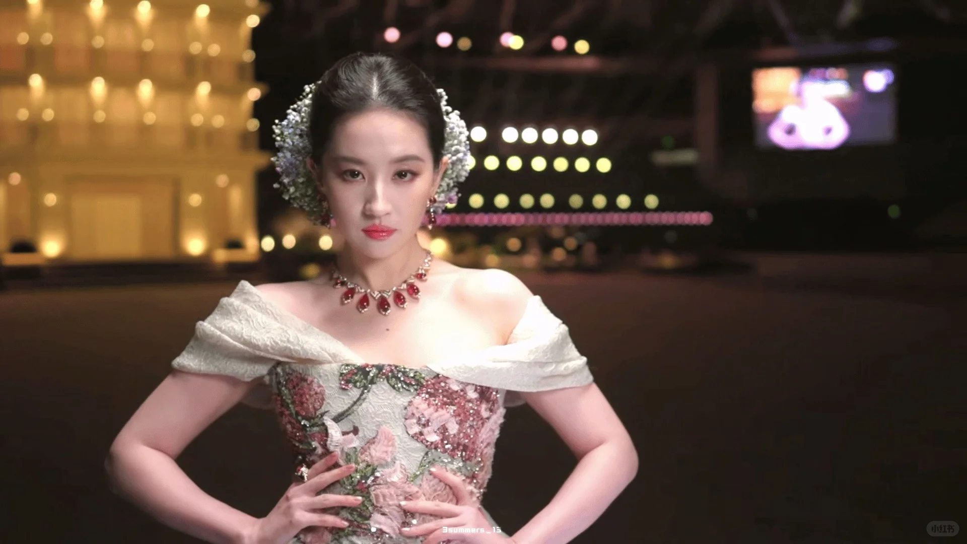 已经不仅是天仙能形容的美了……