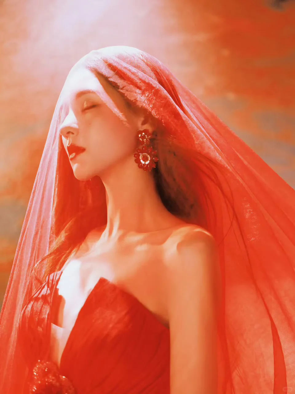 张予曦ELLE风尚大典造型，红得很鬼魅妖艳